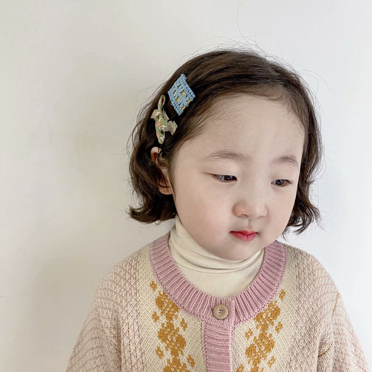 子ども用ヘアクリップを付けた女の子(青系リボン)