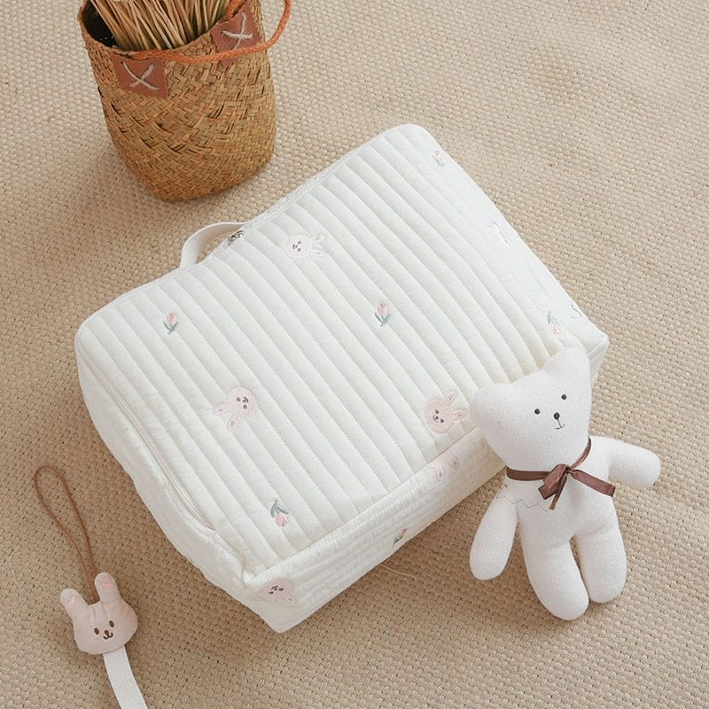 うさぎチャーム付きキルティングおむつポーチ(折りたたみ)、刺繍柄