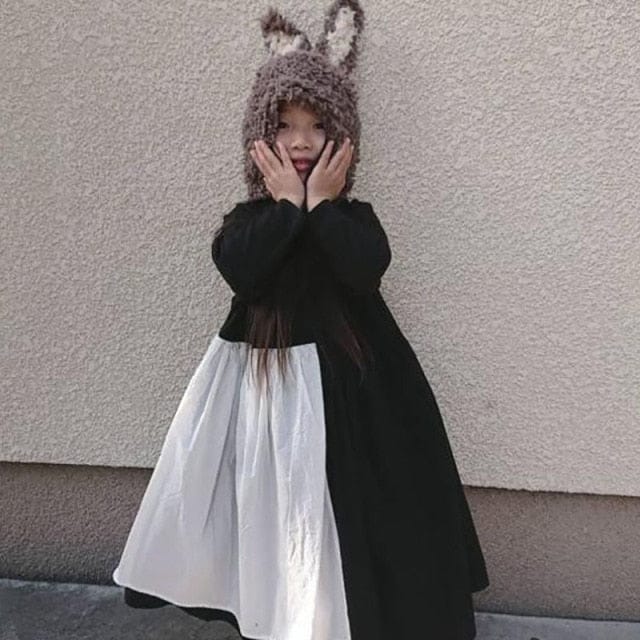黒×白バイカラーの長袖フレアロングワンピース、白の切り替えスカート