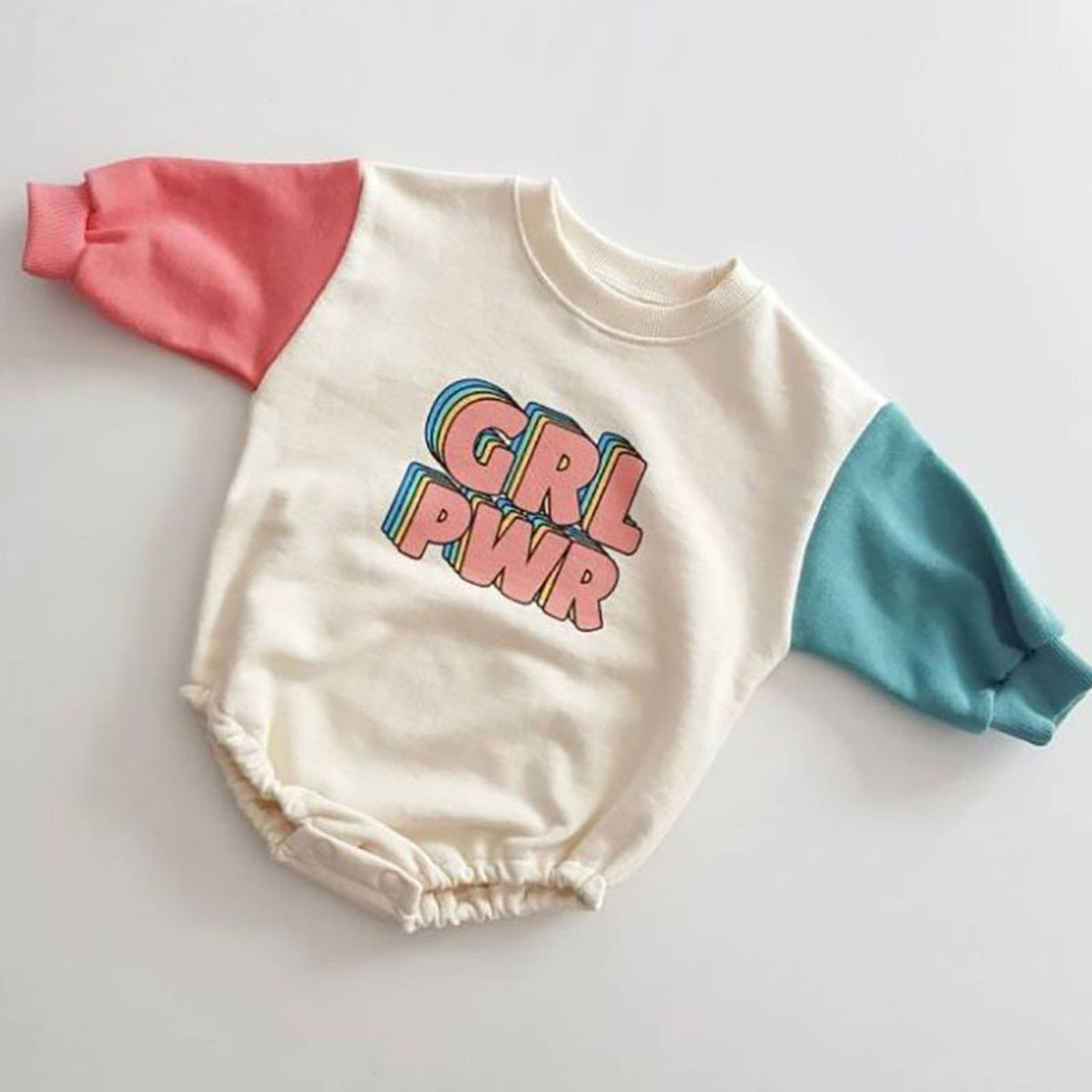 バイカラー袖のベビー長袖ロンパース「GRL PWR」ロゴプリント
