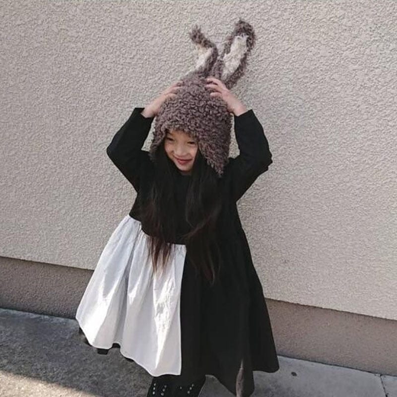 黒×白バイカラーの長袖フレアロングワンピース、広がるスカート