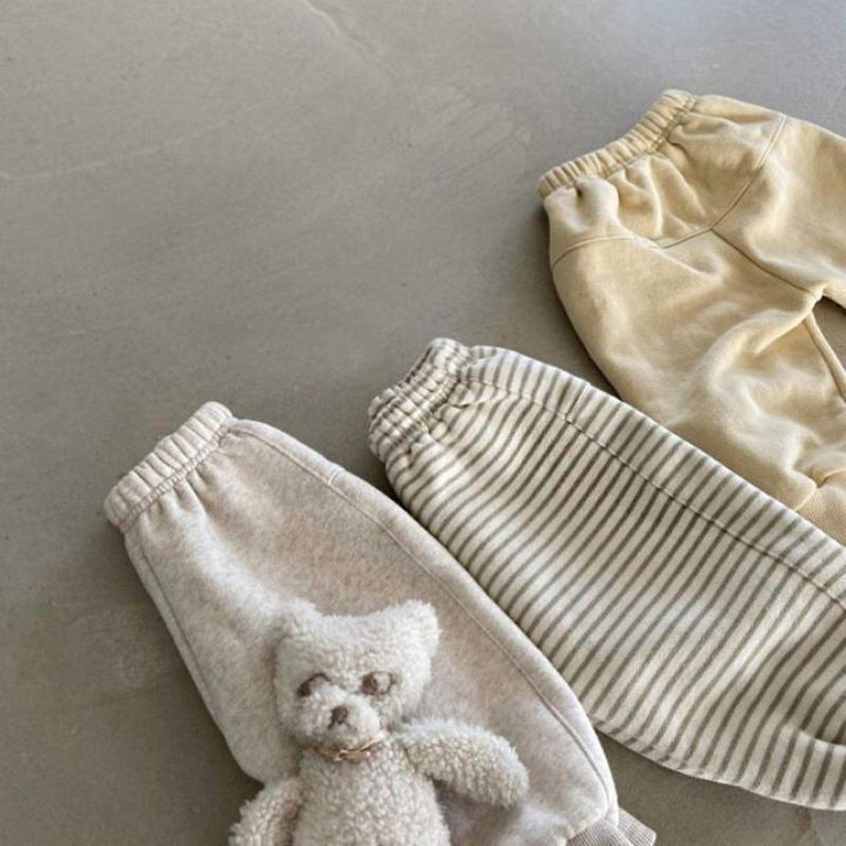 キッズ裏起毛スウェットパンツ2点、クマ付き無地とボーダー柄