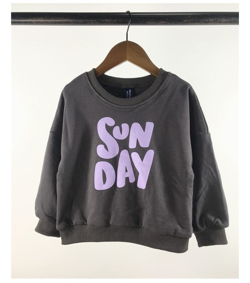 ベビー用ダークグレーのスウェットトレーナー、英字ロゴ「SUN DAY」プリント