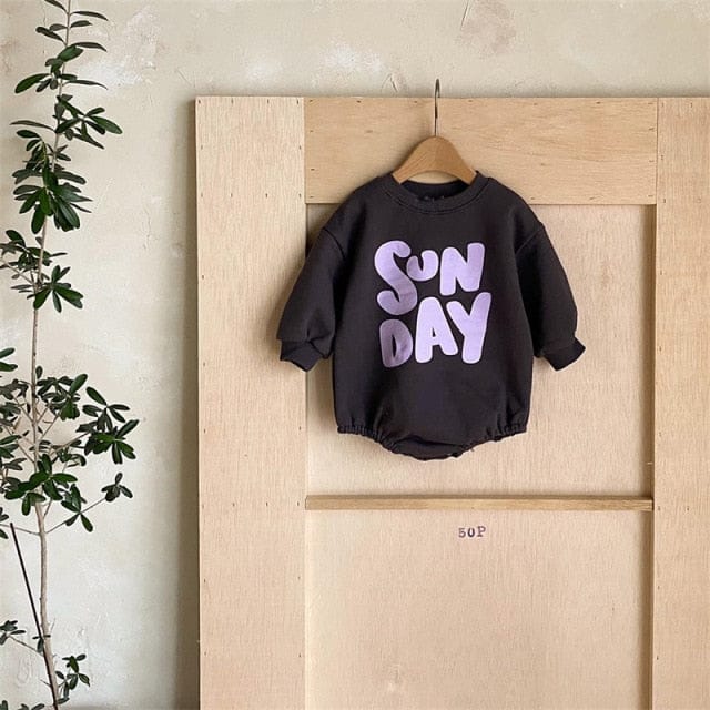 ベビー用ダークグレーのスウェットトレーナー、英字ロゴ「SUN DAY」プリント