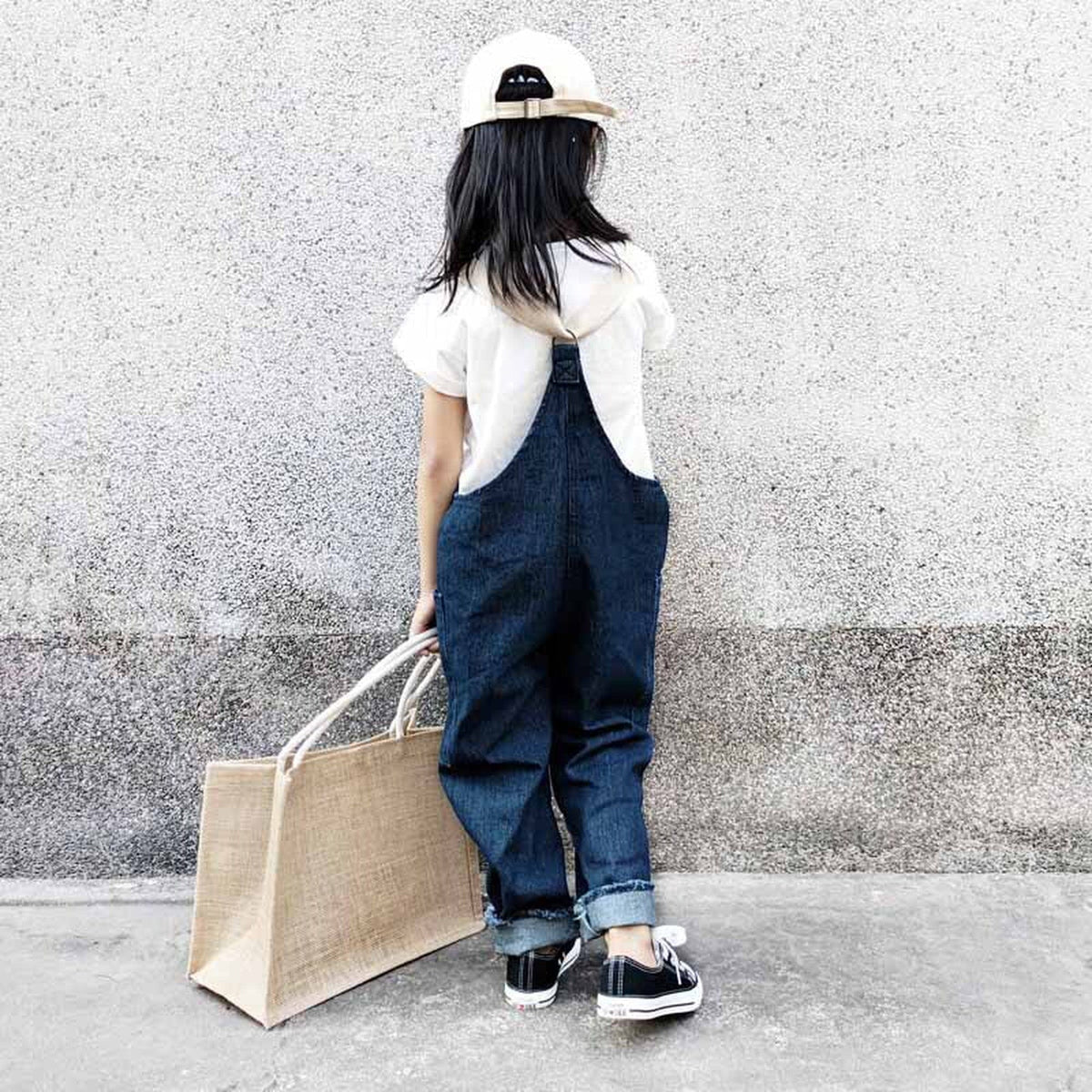 背面のキッズテーパードデニムサロペット、配色肩ひもとボタン