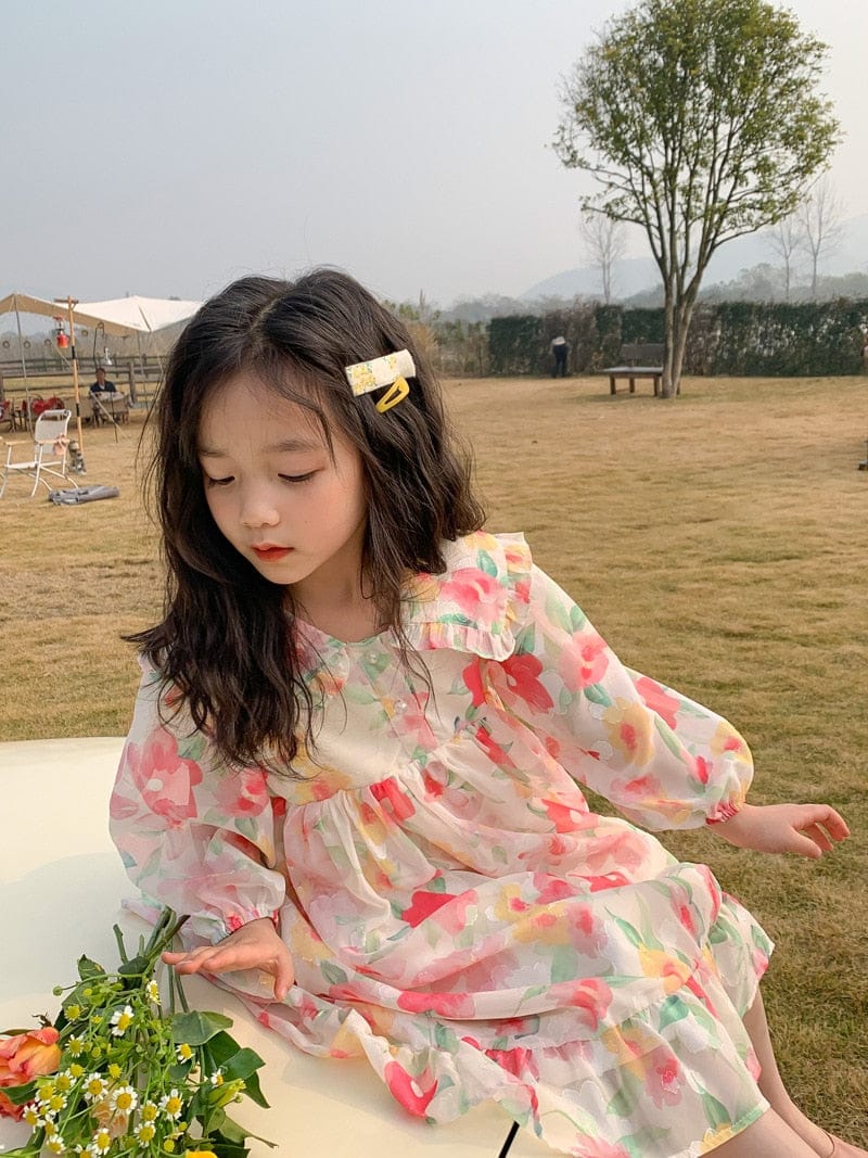 キッズ用花柄シフォンの長袖ワンピース、軽やかな透け感のフレアシルエット