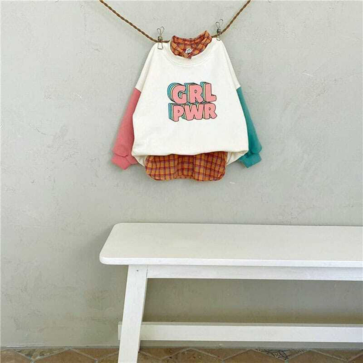 ベビー かぶり式ロンパース「GRL PWR」プリント、バイカラー切替