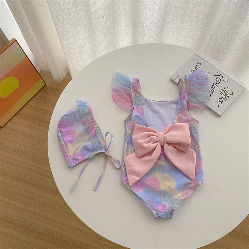 レインボー柄のフリル水着。背中の大きなピンクリボン、帽子付きのセット。