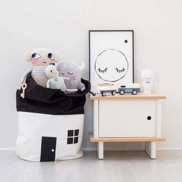 白黒の家モチーフ巾着収納バッグにぬいぐるみが入ったデザイン