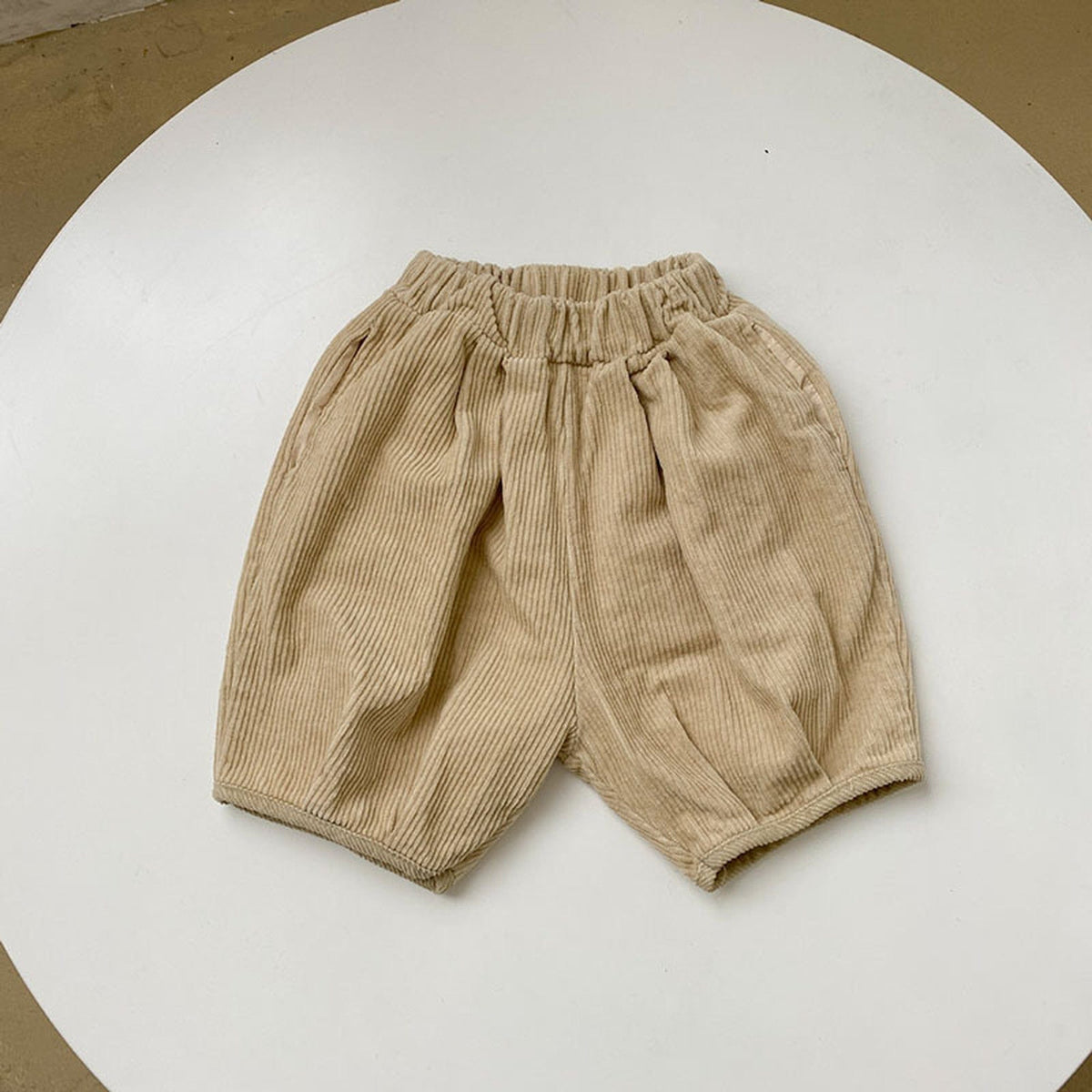 キッズ用コーデュロイハーフパンツ ベージュ ウエストゴムとたっぷりシルエット