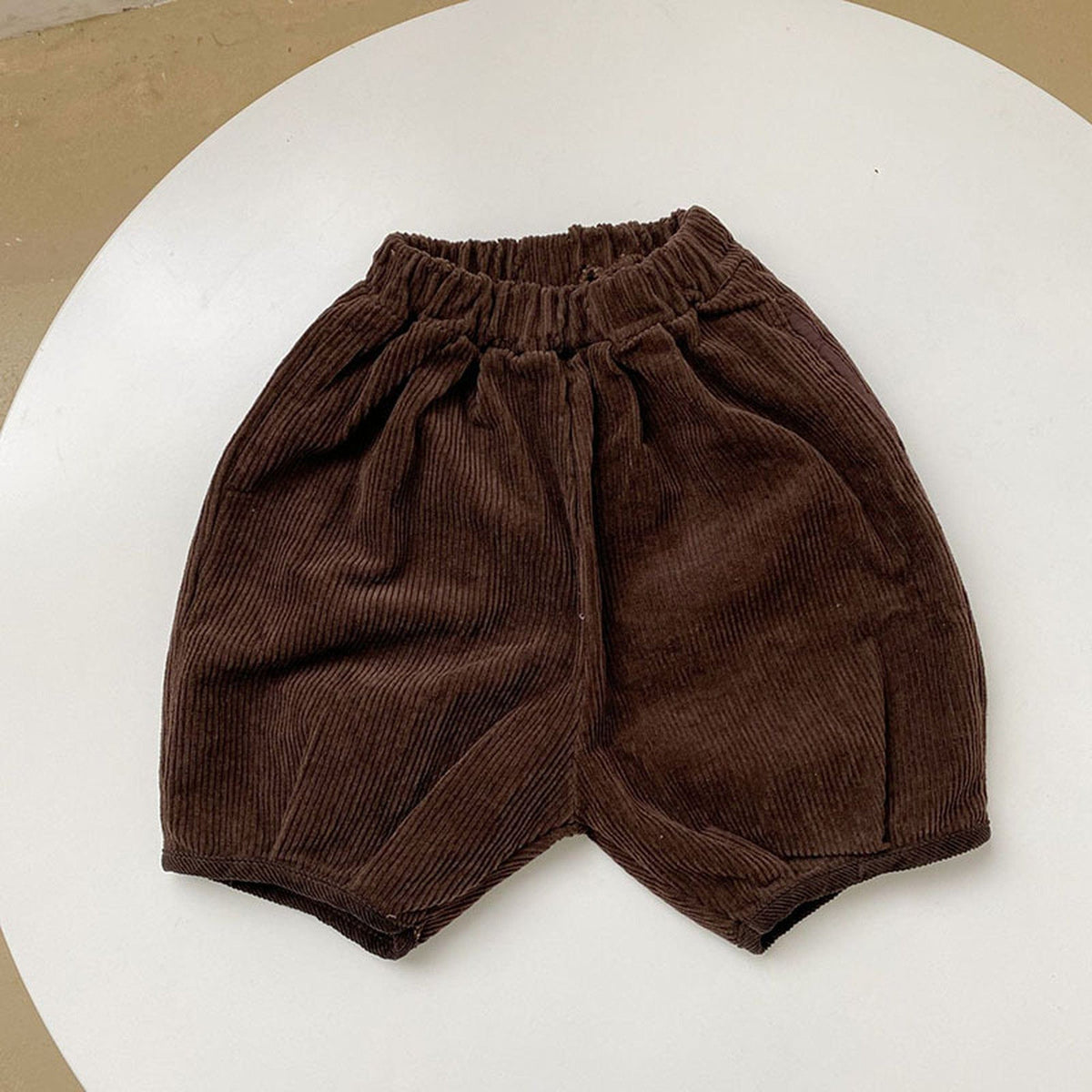 ダークブラウンのコーデュロイ ハーフパンツ、ゴムウエストとドローストリング