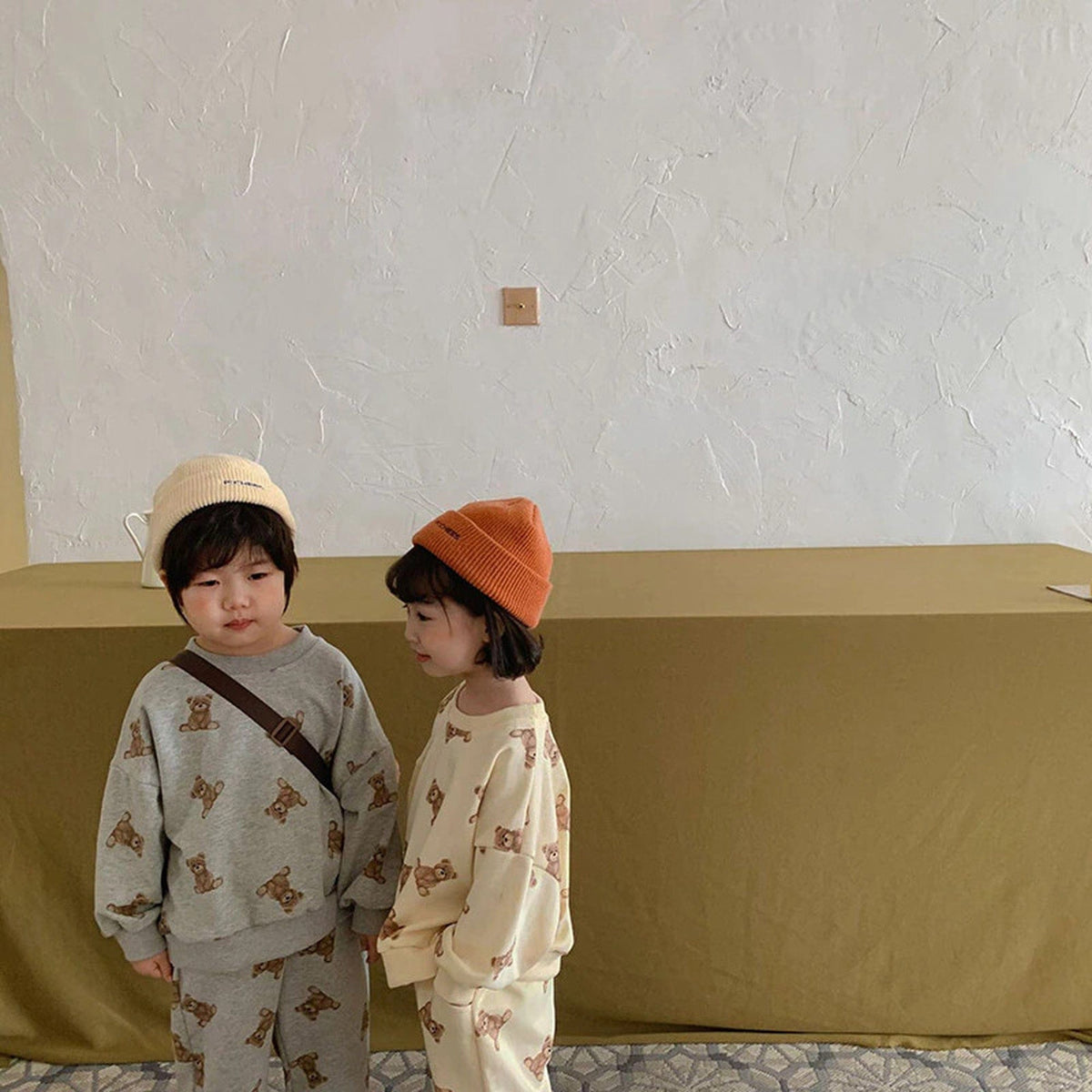 くま柄のトレーナー&スウェットパンツ セット(グレー/ベージュ)着用