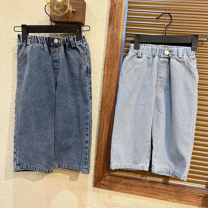 キッズ用デニムワイドパンツ2枚(濃いブルーと淡いブルー)ハンガー掛け