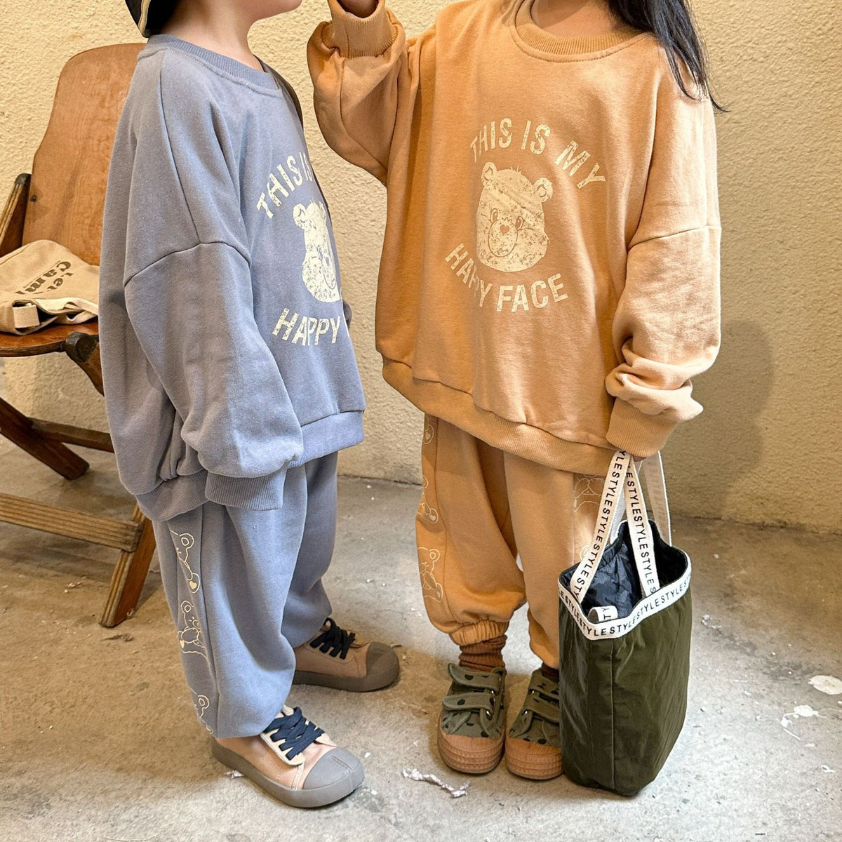 くま柄スウェットセットアップ(トレーナー&パンツ)ベージュとブルー