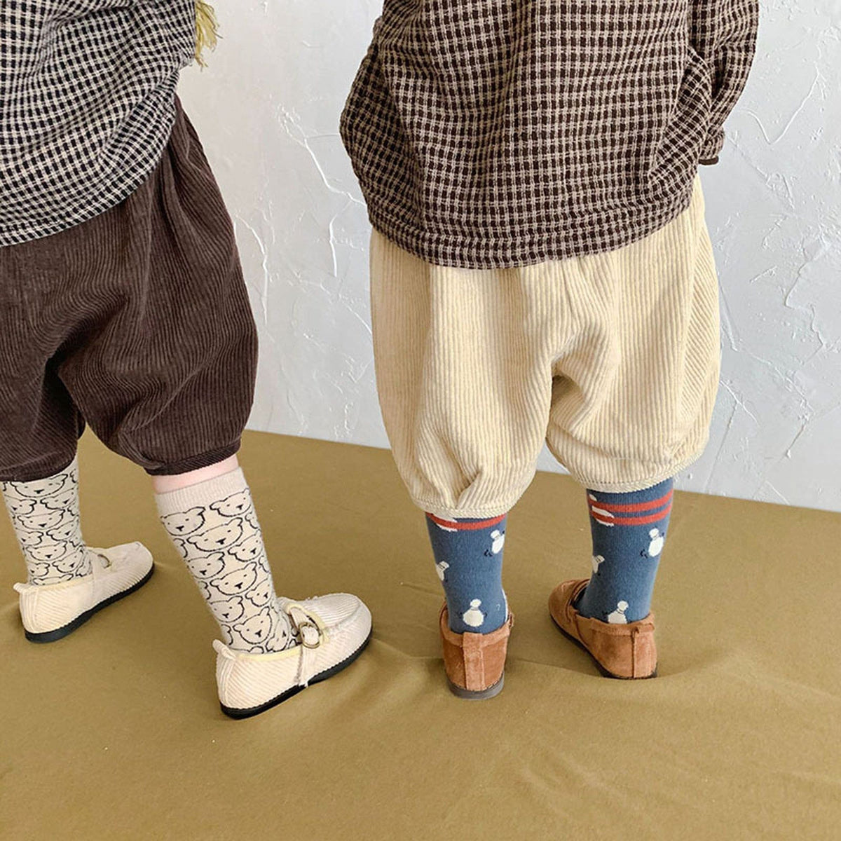 ベージュのコーデュロイ ハーフパンツ、ゴムウエストと裾リブ