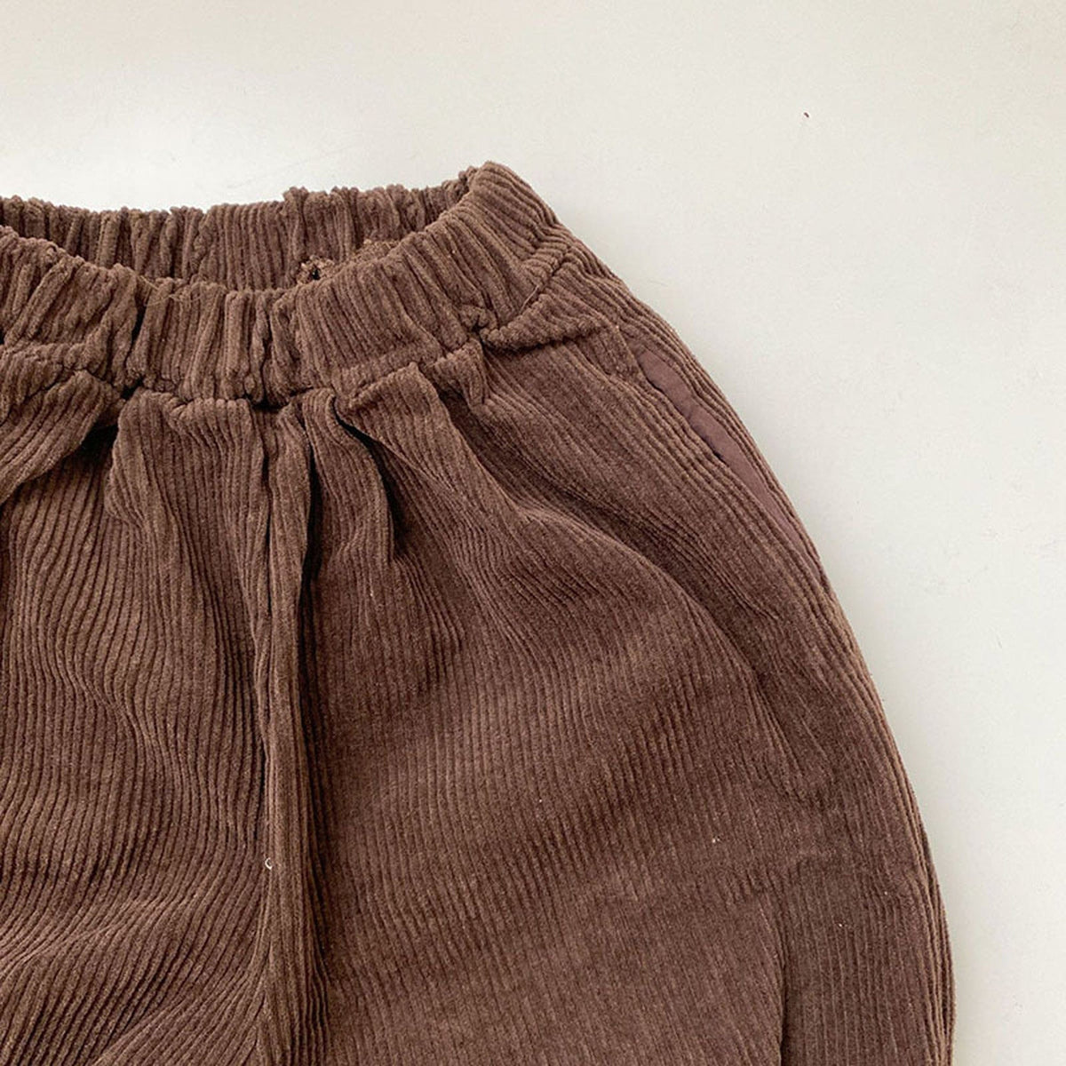 ダークブラウン コーデュロイ ハーフパンツ、ゴムウエストと紐付き