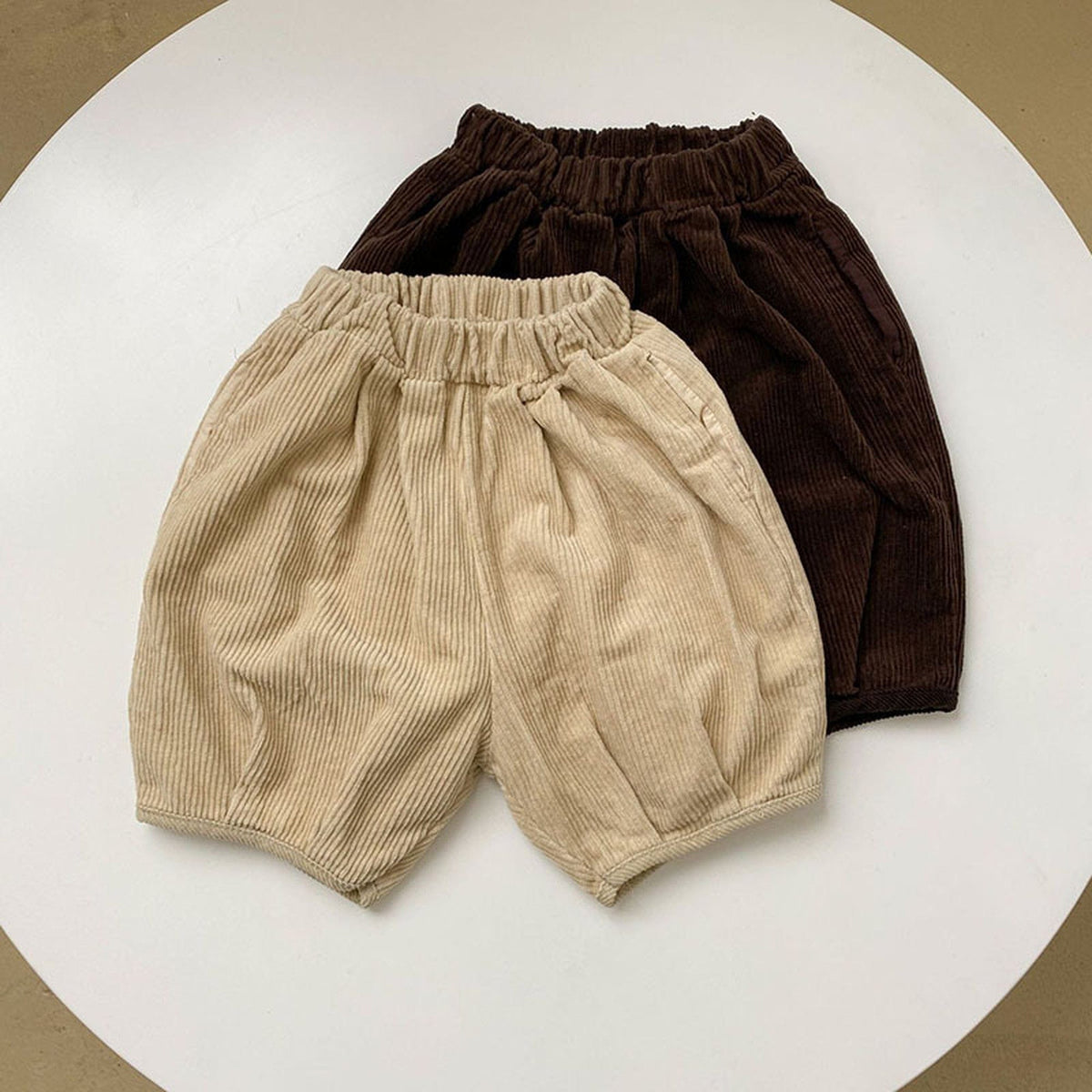 キッズ用コーデュロイハーフパンツ ベージュ&ダークブラウン 正面デザイン
