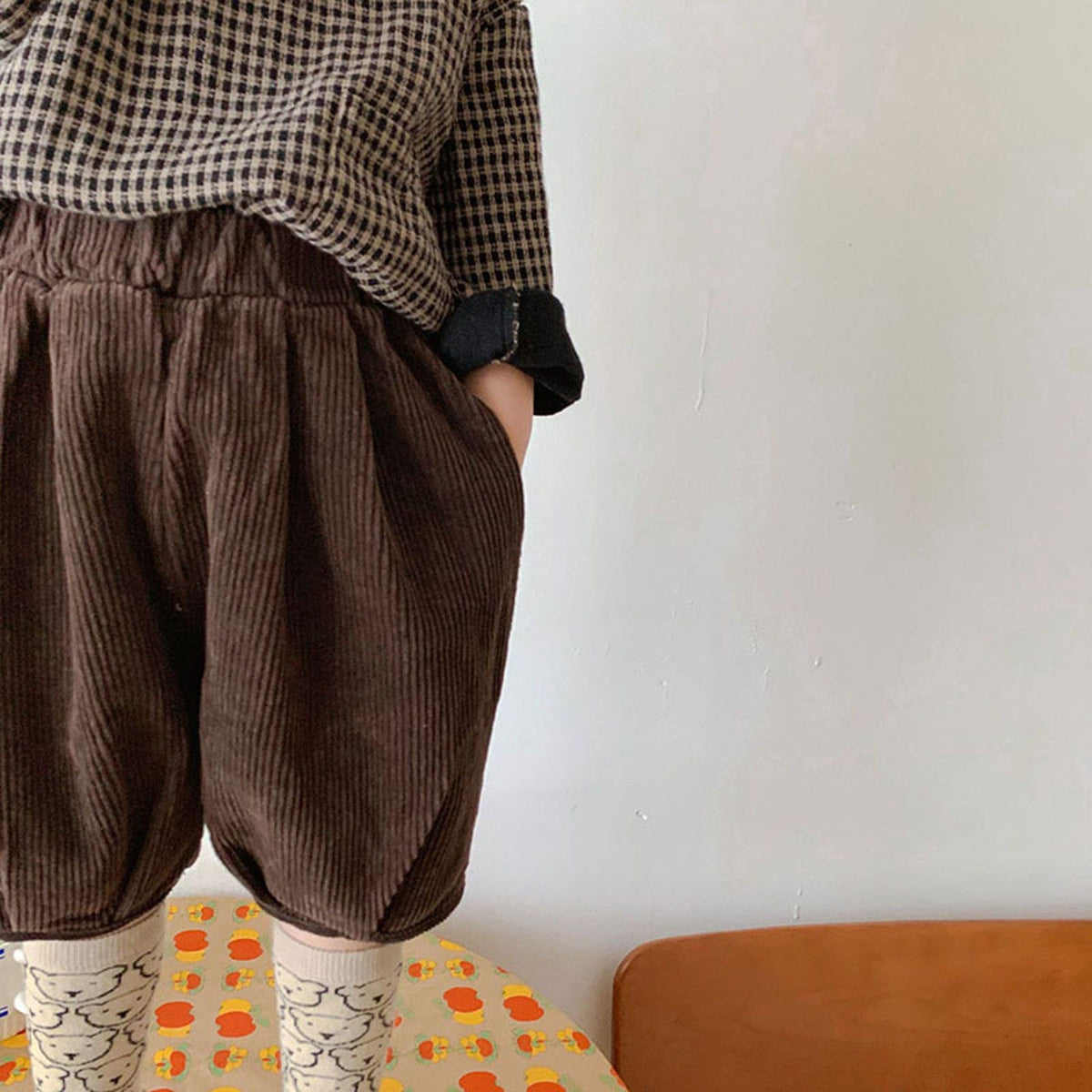 キッズ用コーデュロイハーフパンツ ダークブラウン くすみ畝の生地感