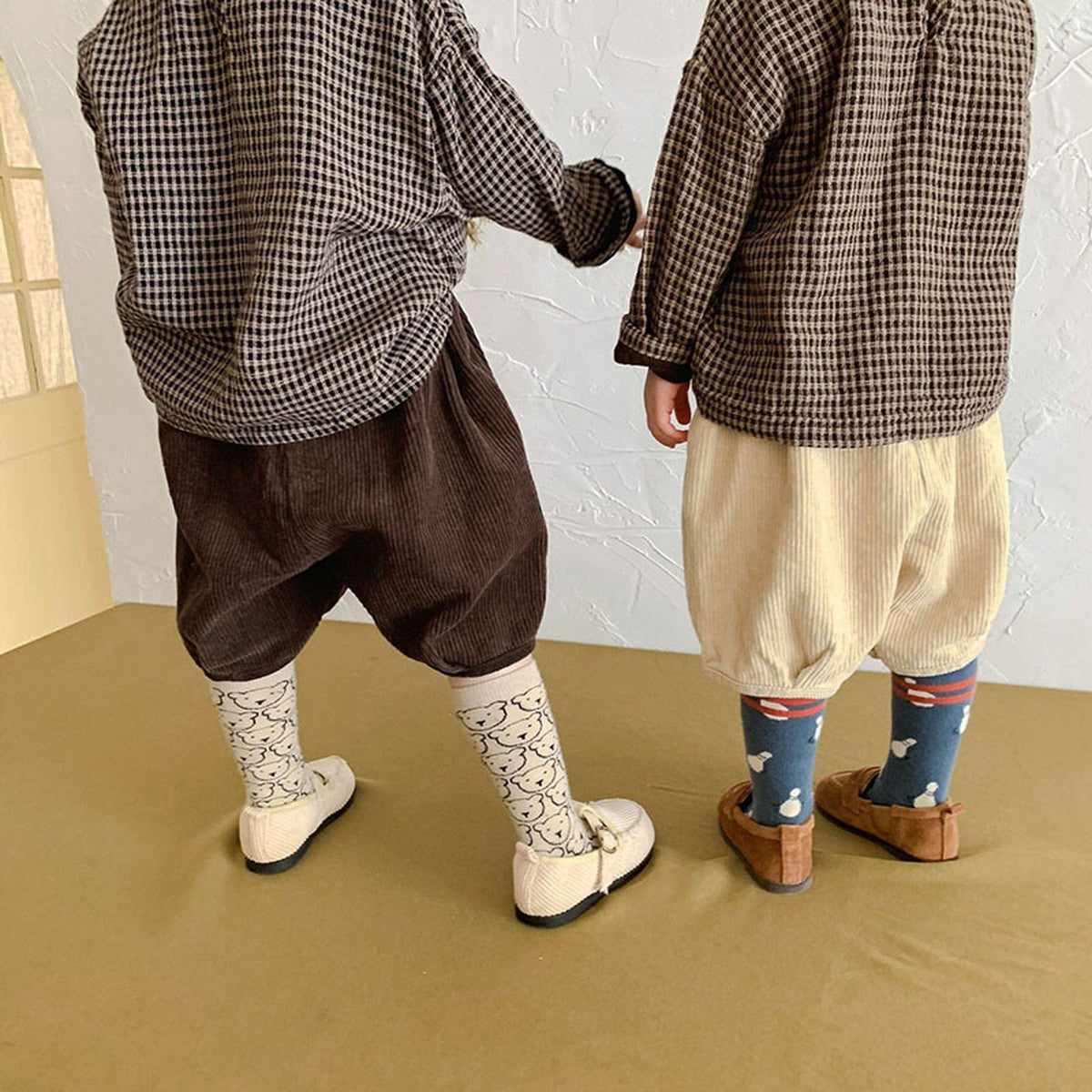 キッズ用コーデュロイハーフパンツ ダークブラウンとベージュの着用イメージ