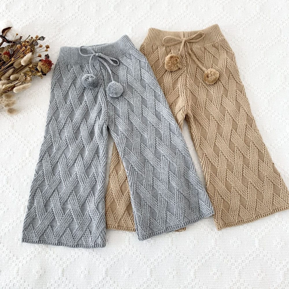キッズ用ニットフレアパンツ、グレー系のジグザグ編みとポンポン付きウエスト