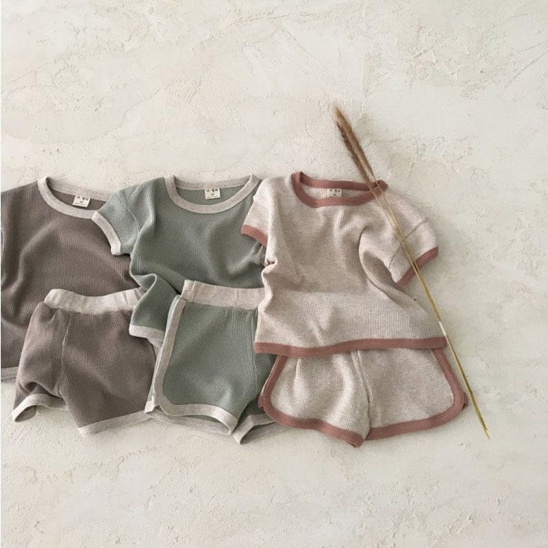 ベビー キッズ セットアップ、半袖Tシャツとショートパンツ3色の並び