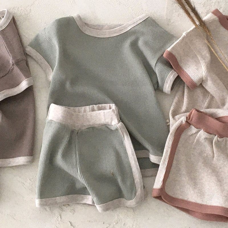 グリーン系の半袖Tシャツ&ショートパンツセット、白縁と差し色