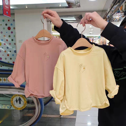 ワンポイント長袖Tシャツ2枚、ハンガー掛け（ピンク系とイエロー系）