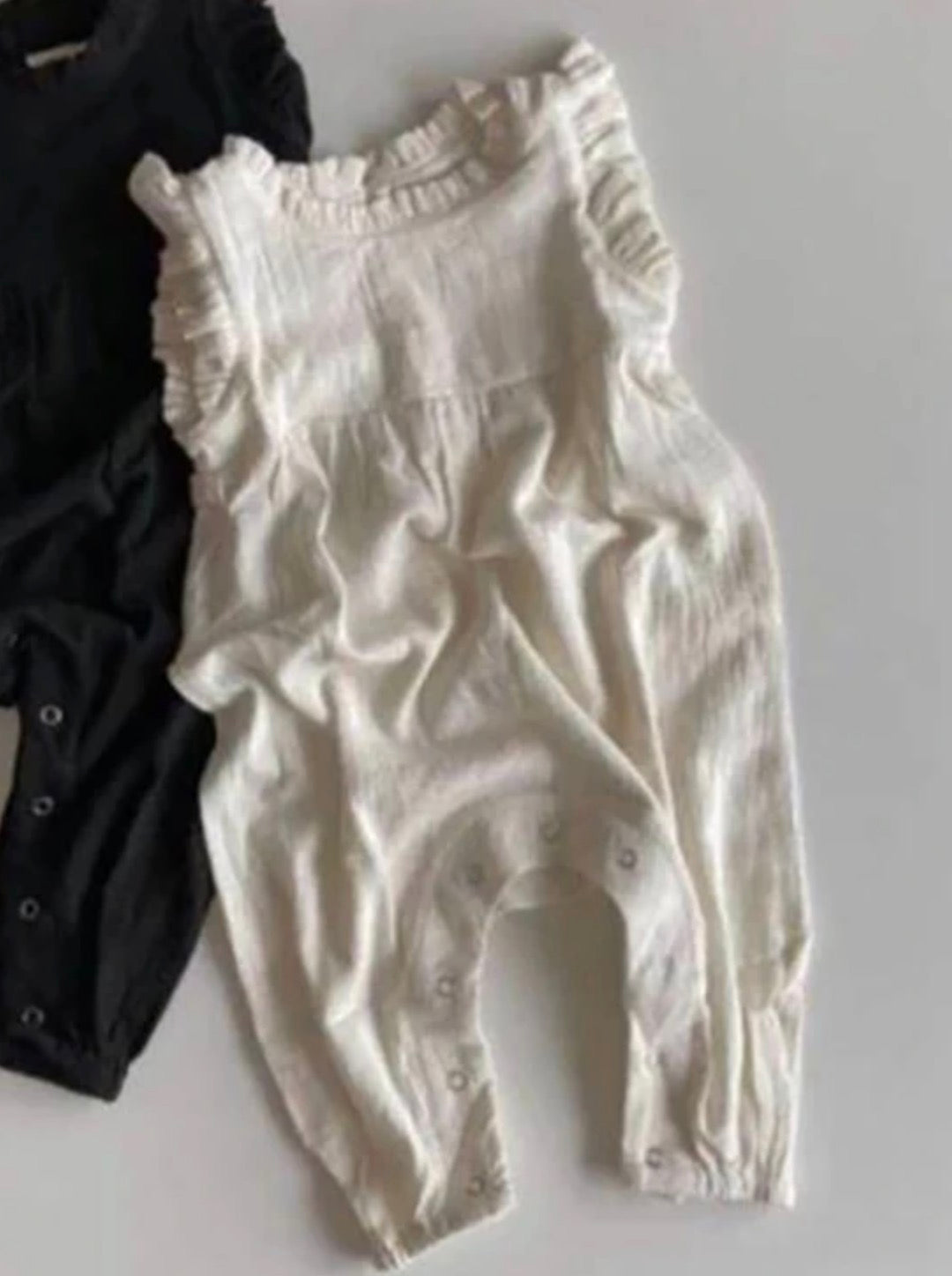 -ベビージャンプスーツ ノースリーブオーバーオール フリル つなぎ - mamahalo shop - ノースリーブジャンプスーツ -  べビー服 - 子供服 - 男の子 - 女の子