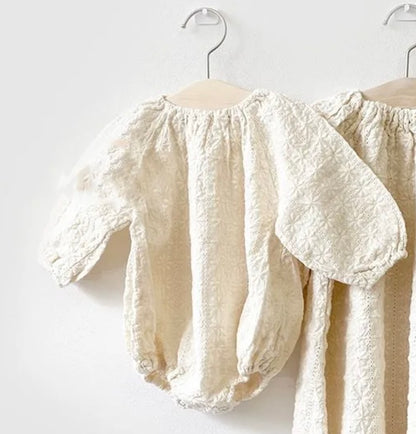 -ベビーキッズ フラワー 刺繍 エプロン ワンピース ロンパース【mh0000064】 - mamahalo shop - 長袖ロンパース -  べビー服 - 子供服 - 男の子 - 女の子