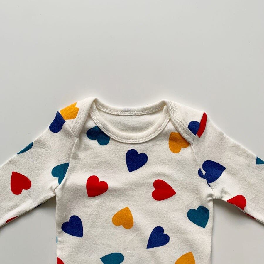 -【国内発送・送料無料】ベビーロンパース 長袖ボディスーツ カラフルハートプリント 66サイズ - mamahalo shop - 長袖ロンパース -  べビー服 - 子供服 - 男の子 - 女の子