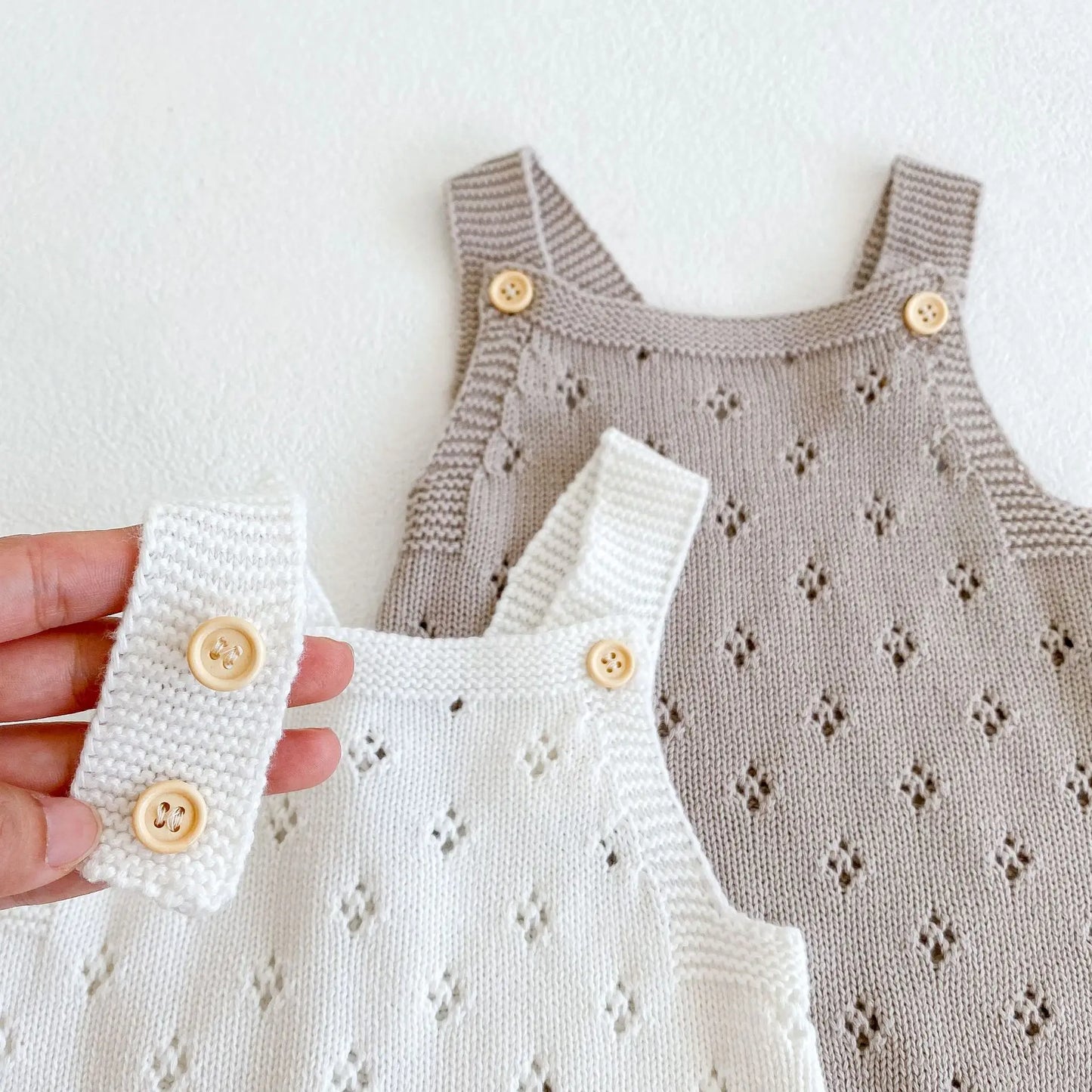 -☺︎ ベビーロンパース レースニット サスペンダーボディスーツ 2カラー - mamahalo shop - ノースリーブロンパース -  べビー服 - 子供服 - 男の子 - 女の子