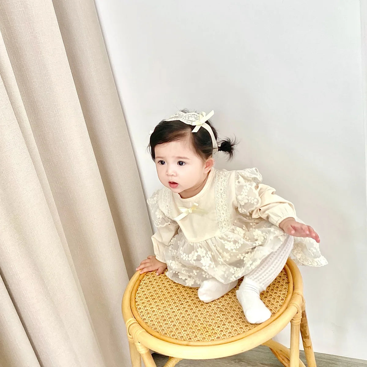 -ベビーロンパース ヘアバンドセット 長袖スカートボディスーツ レース ヘアリボン ベージュ【mh0006225】 - mamahalo shop - 長袖ロンパース -  べビー服 - 子供服 - 男の子 - 女の子