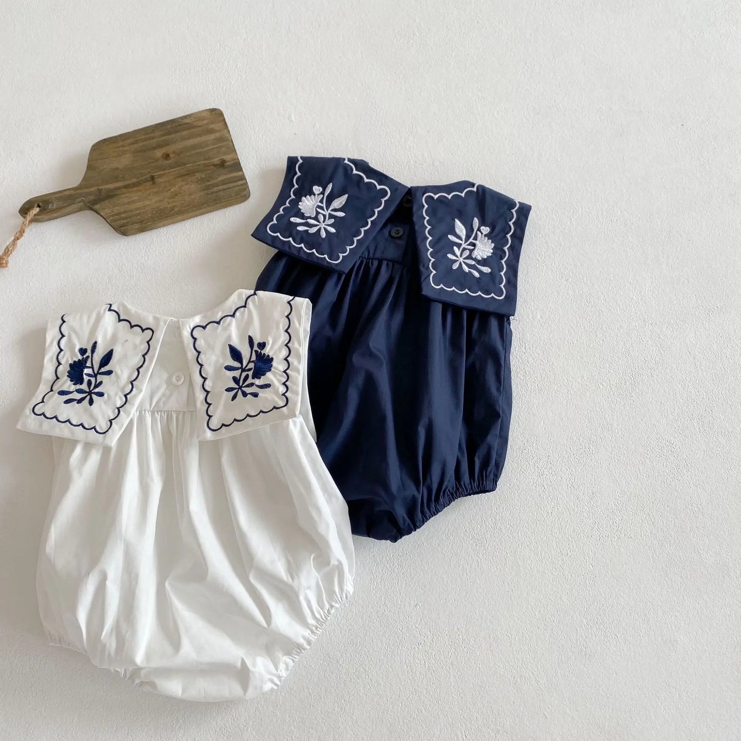 -☺︎ ベビーロンパース ノースリーブボディスーツ フラワー刺繍襟 2カラー - mamahalo shop - ノースリーブロンパース -  べビー服 - 子供服 - 男の子 - 女の子