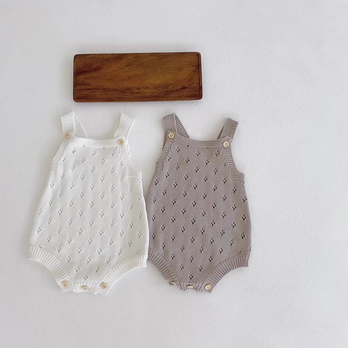 -☺︎ ベビーロンパース レースニット サスペンダーボディスーツ 2カラー - mamahalo shop - ノースリーブロンパース -  べビー服 - 子供服 - 男の子 - 女の子