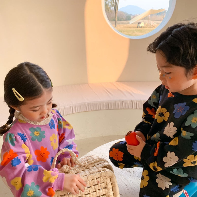 -キッズ カラフル レトロフラワー ボーイズ ガールズ 長袖 トップス パンツ セットアップ ブラック パープル リンク 兄弟 姉妹 お揃い コーデ【mh0002297】 - mamahalo shop - 長袖セットアップ -  べビー服 - 子供服 - 男の子 - 女の子