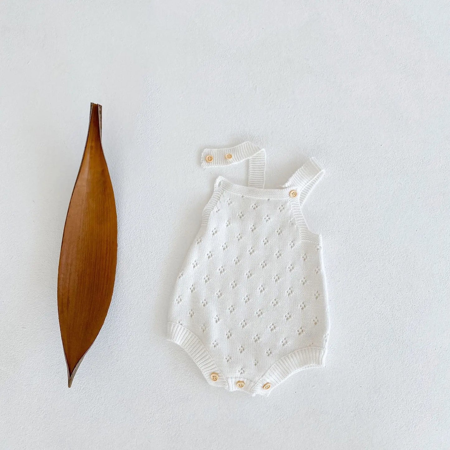 -☺︎ ベビーロンパース レースニット サスペンダーボディスーツ 2カラー - mamahalo shop - ノースリーブロンパース -  べビー服 - 子供服 - 男の子 - 女の子