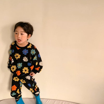 -キッズ カラフル レトロフラワー ボーイズ ガールズ 長袖 トップス パンツ セットアップ ブラック パープル リンク 兄弟 姉妹 お揃い コーデ【mh0002297】 - mamahalo shop - 長袖セットアップ -  べビー服 - 子供服 - 男の子 - 女の子