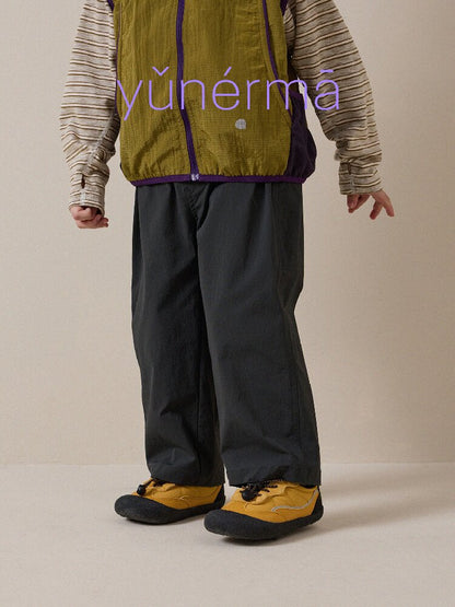 キッズ用ストレートパンツ 黒っぽい色 前後のシルエットがわかるロング丈