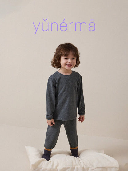 ブルーの長袖Tシャツとロングパンツのルームウェア、ソックス風リブ