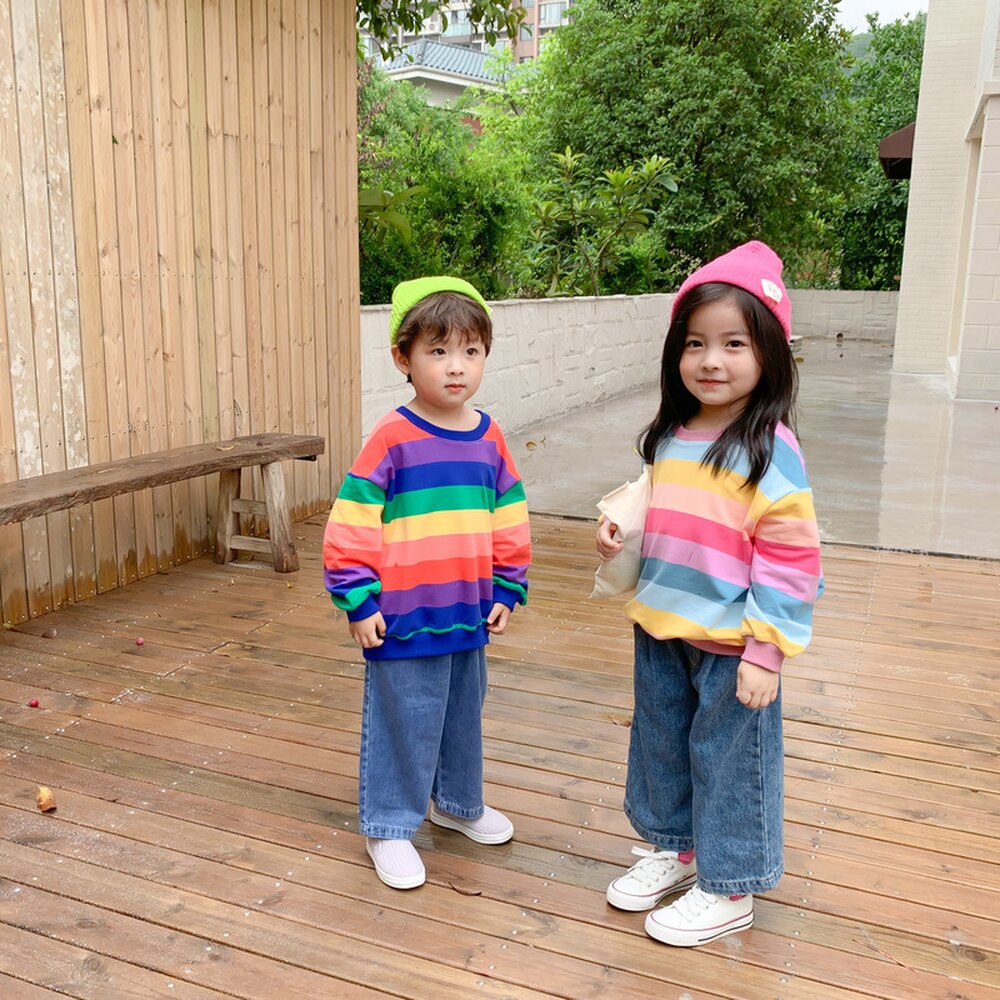 子ども用レインボーボーダー長袖スウェット、ゆったりした身幅