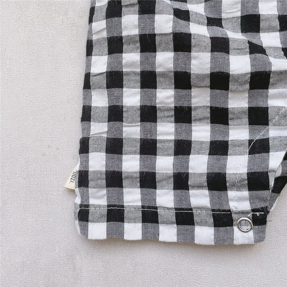 黒白チェック柄のベビー用サロペットパンツ、背面の切替と裾