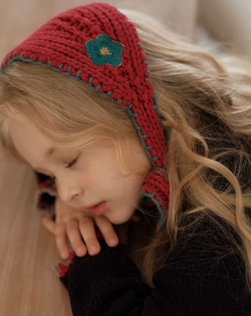 Knit hat/headband with flower crochet embroidery, perfect for warmth and protection for babies and kids [mh0011553]