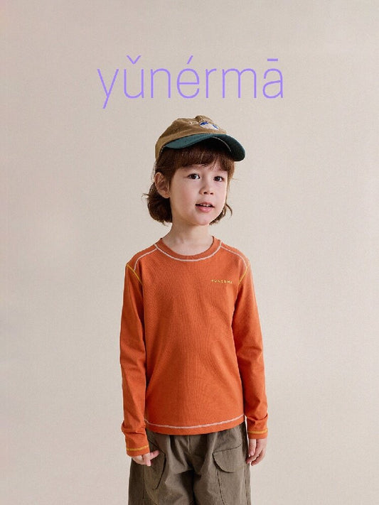 キッズ用長袖プルオーバーTシャツ（オレンジ）斜め前姿、袖口のラインステッチ