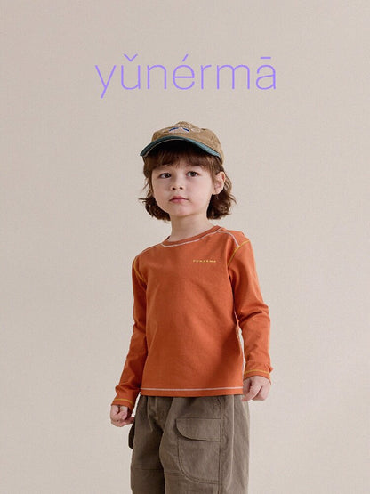キッズ用長袖プルオーバーTシャツ（オレンジ）胸の小ロゴ、丸首の縁取り