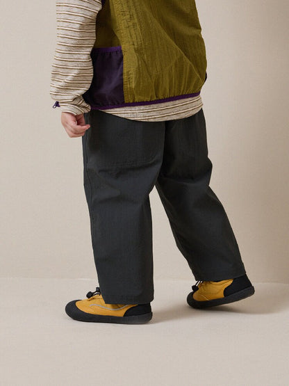 キッズ用ストレートパンツ（ダークグレー）裾までのロング丈、ポケットあり