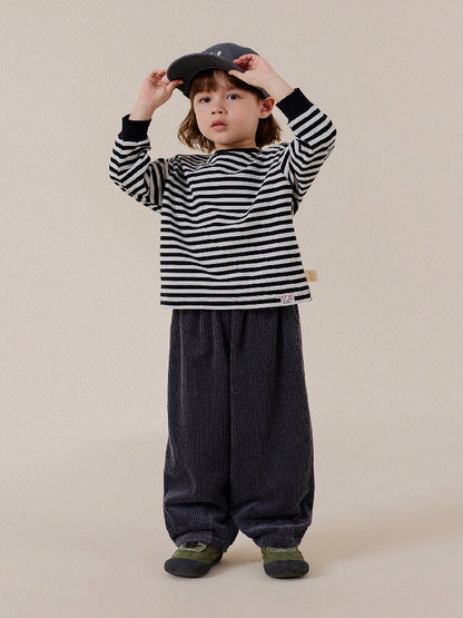 キッズ用コーデュロイのテーパードロングパンツ（チャコールグレー）