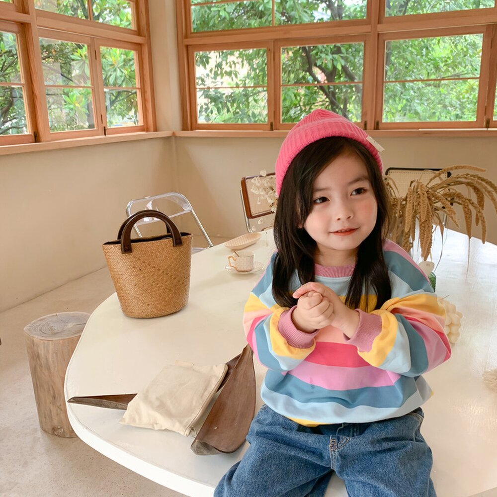 レインボーボーダーの子どもスウェット、袖口はリブでフィット
