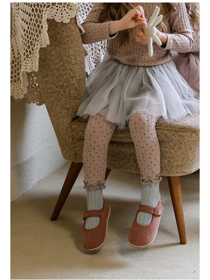 キッズ用リブレギンス 足元アップ 小花柄リブとメロウ裾フリル（ベージュ系）