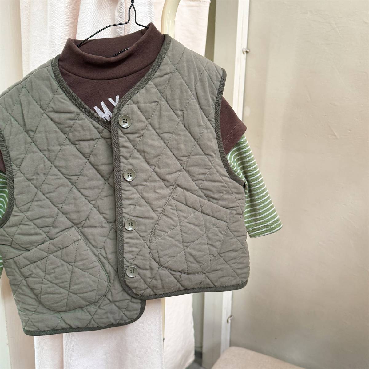 -キルティングベスト ノースリーブ 刺繍ロゴ 中綿入り アウター【mh0011411】 - mamahalo shop - ベスト -  べビー服 - 子供服 - 男の子 - 女の子