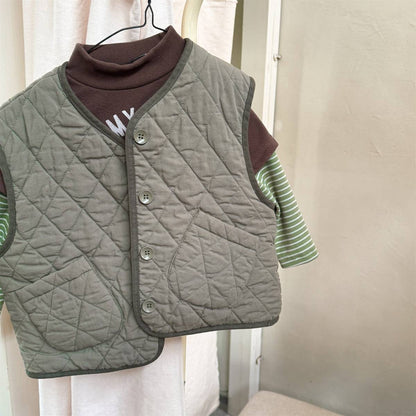 -キルティングベスト ノースリーブ 刺繍ロゴ 中綿入り アウター【mh0011411】 - mamahalo shop - ベスト -  べビー服 - 子供服 - 男の子 - 女の子